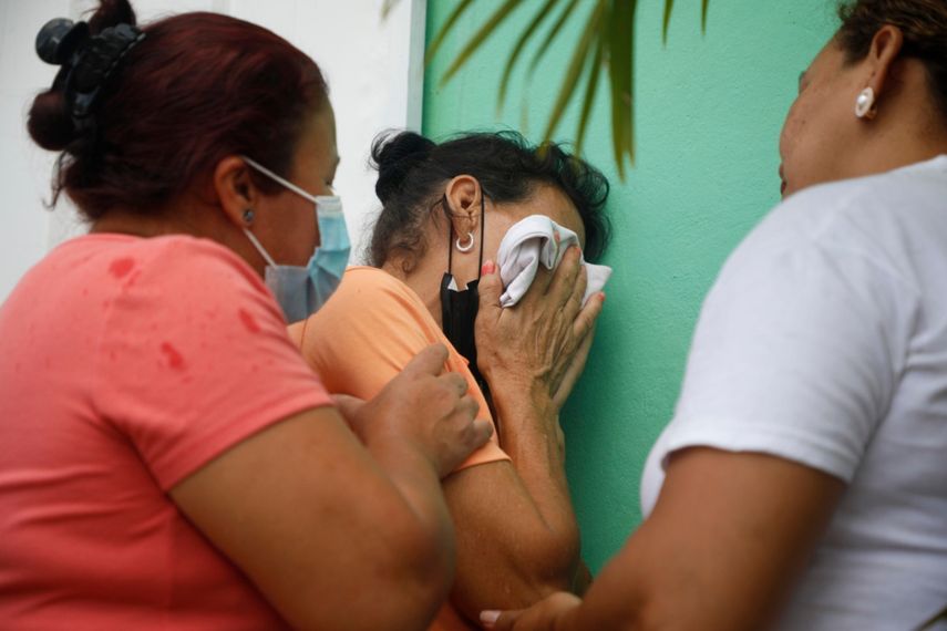Familiares esperan con desesperación información sobre los reclusos tras el motín en la cárcel de mujeres de Tamara, a las afueras de Tegucigalpa, Honduras.