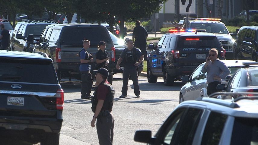 Oficiales de Policía vistos en el lugar donde se registó un tiroteo en el edificio del diario local Capital Gazette este 28 de junio de 2018, en Annapolis, Maryland, EEUU.