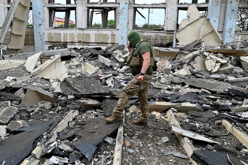 Un militar ucraniano camina entre los escombros de un edificio del Complejo Deportivo Politécnico de la Universidad Técnica Nacional de Kharkiv después de que fue alcanzado por un misil ruso en Kharkiv el 24 de junio de 2022, en medio de la invasión rusa de Ucrania.