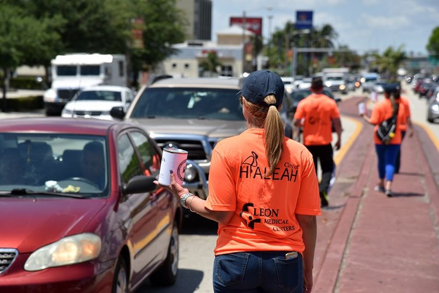 Los conductores se mostraron receptivos durante la actividad de recaudación de fondos en distintas intersecciones de la ciudad de Hialeah. (Fotos: Alvaro Mata)