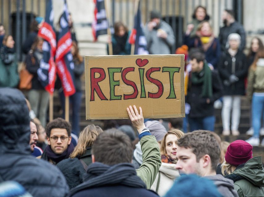 En Bruselas, manifestantes protestan en contra del veto temporal a la entrada de&nbsp;refugiados&nbsp;y de ciudadanos de siete países de mayoría musulmana decretada por el presidente estadounidense, el republicano Donald Trump.