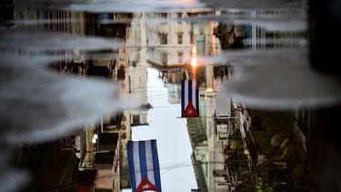 Banderas cubanas reflejadas en el agua en una calle de La Habana, Cuba, en octubre de 2021.       