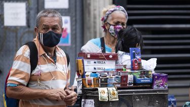Un vendedor espera a los clientes en un quiosco que vende, entre otras cosas, cigarrillos fabricados en Colombia, China u otros países, algunos de los cuales supuestamente son contrabandeados a Venezuela a través de fronteras terrestres.&nbsp; Yuri CORTEZ / AFP
