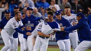 Bellinger conectó un hit al jardín derecho para definir un partido que se extendió por 5:15 horas.