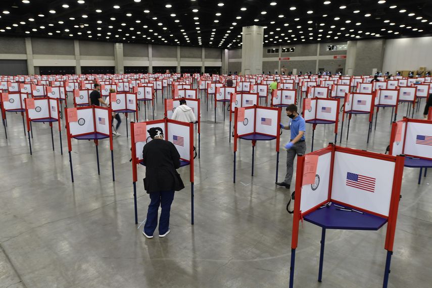 En imagen de archivo del 23 de junio de 2020, las cabinas de votaci&oacute;n se encuentran instaladas en el Ala Sur del Centro de Exposiciones de Kentucky para las votaciones primarias del estado, en Louisville, Kentucky.&nbsp;