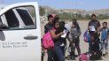 Migrantes se entregan a agentes fronterizos en El Paso, Texas, después de cruzar hacia territorio estadounidense desde México, en abril de 2019. 
