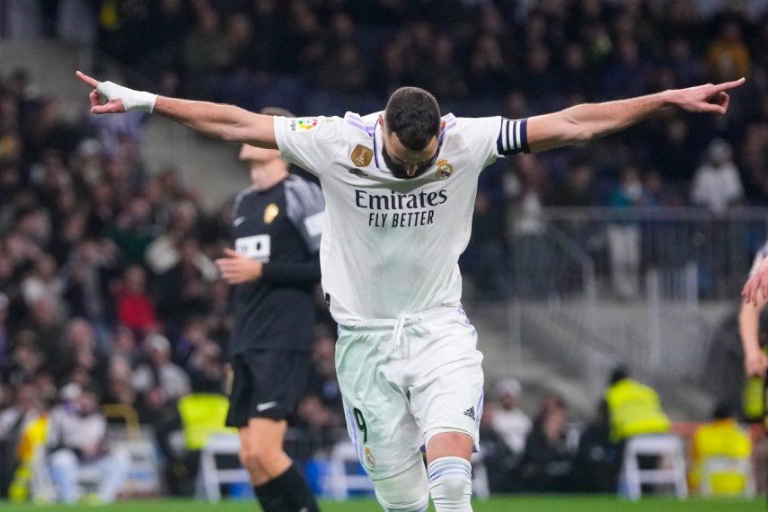 Karim Benzema celebra tras marcar el tercer gol del Real Madrid en la victoria 4-0 ante Elche en la Liga española, el miércoles 15 de febrero de 2023.&nbsp;
