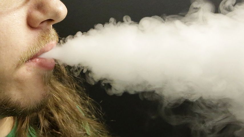 Un hombre fuma con un cigarrillo electrónico en Salt Lake City, Utah, el 14 de agosto de 2014.