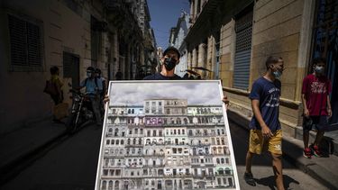 El fotógrafo Gabriel Guerra Bianchini, el primer residente cubano en vender una obra como NFT, sostiene su combinación de fotos titulada Hotel Habana 3/10 el 31 de marzo de 2021 en La Habana, Cuba.