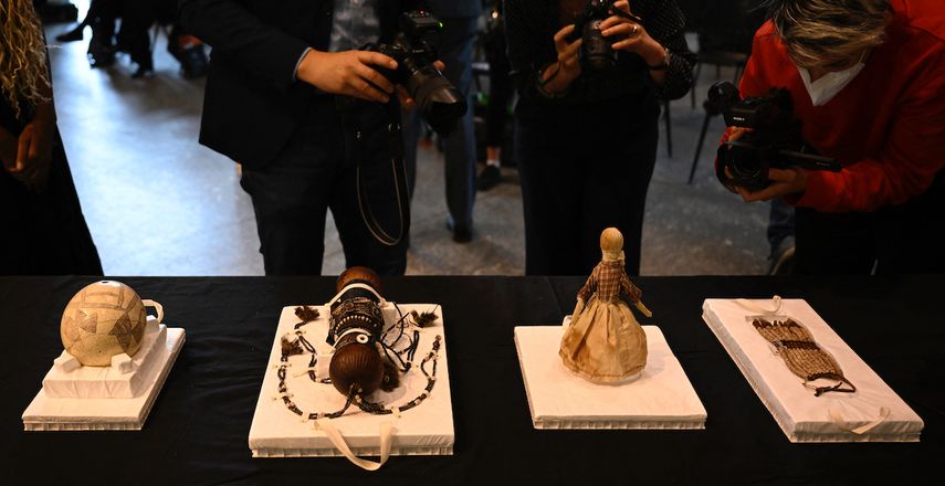 Las piezas de arte de Namibia de la colección del Museo Etnológico de Berlín se exhiben durante una conferencia de prensa el 24 de mayo de 2022, antes de que 23 partes de la colección viajen al Museo Nacional de Namibia en el marco del proyecto de investigación de asociación titulado Confrontando pasados coloniales, imaginando futuros creativos.