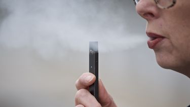 &nbsp;Una mujer exhalando vapor de un cigarrillo electr&oacute;nico Juul en Vancouver, Washington.&nbsp;