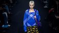 La modelo británica Iris Law presenta una creación para la casa de moda británica Burberry del diseñador Daniel Lee durante el desfile de moda Otoño/Invierno 2023 en el cuarto día de la Semana de la Moda de Londres, en Londres, el 20 de febrero de 2023.