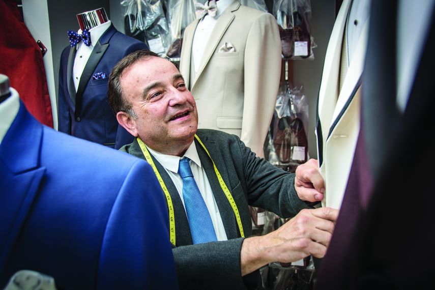 La relación de Tomás Valenzuela con la confección de trajes de hombre para fiestas fue como un amor a primera vista.