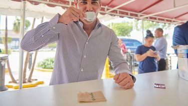 Francis Suárez, alcalde de Miami, tomando un cafecito cubano en el Versailles.&nbsp;