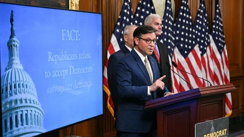 El presidente de la Cámara de Representantes Mike Johnson habla en una conferencia de prensa en el Capitolio.
