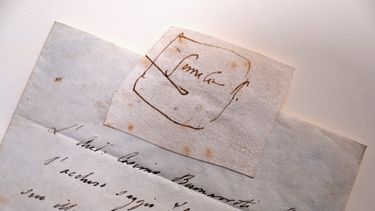 Un dibujo atribuido al genio del Renacimiento italiano Miguel Ángel se muestra con una carta escrita por Cosimo Buonarroti, el último descendiente directo de Miguel Ángel, en Christies en Nueva York el 25 de enero de 2024.