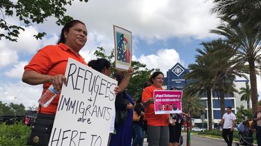Manifestantes expresan su oposición a la política migratoria del gobierno de Donald Trump.