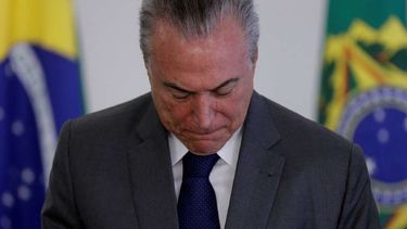 Temer habría sido grabado por un empresario que colabora en investigaciones sobre corrupción, cuando avalaba sobornar a un exdiputado preso a cambio de su silencio.