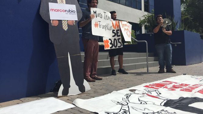 Los manifestantes colocaron una imagen de Dpnald TRump a la entrada del edificio.