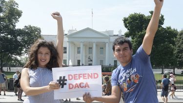 Dos jóvenes soñadores participan en una protesta que busca defender el proyecto DACA, a las puertas de la Casa Blanca, en Washington.