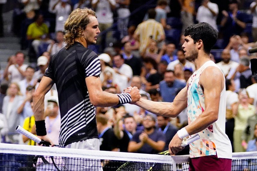 El español Carlos Alcaraz (derecha) recibe el saludo del alemán Alexander Zverev tras su victoria en los cuartos de final del US Open, el miércoles 6 de septiembre de 2023, en Nueva York.&nbsp;