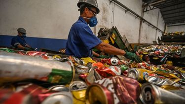 Agrupados en cooperativas o de forma independiente, los recolectores venden el aluminio a chatarreros o centros de recolección, que a su vez abastecen a las grandes recicladoras en Brasil