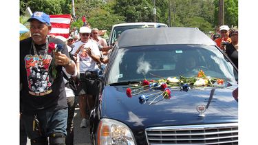 Miles de simpatizantes acompañaron los restos del afamado cantante, a lo largo de las calles de Ponce. (EFE)