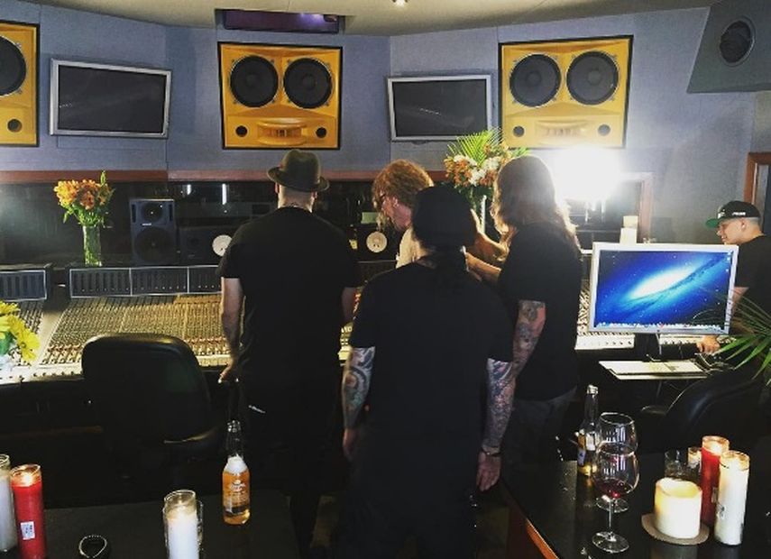 Maná junto a Nicky Jam mientras grababan la nueva versión del sencillo. (INSTAGRAM)