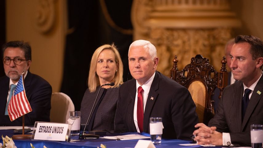 El vicepresidente estadounidense, Mike Pence (c), participa en una reunión con los presidentes del Triángulo Norte de Centroamérica el jueves 28 de junio de 2018, en Ciudad de Guatemala.