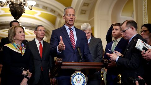 El líder de la mayoría del Senado John Thune habla a los medios de prensa en el Capitolio.