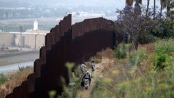 Oficiales de la Guardia Nacional de México vigilan la frontera entre Estados Unidos y México, vista desde Tijuana, estado de Baja California, México, el 5 de junio de 2024.&nbsp;