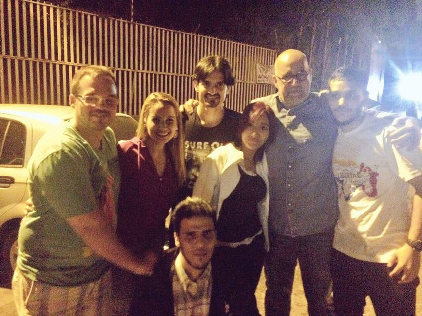 Los jóvenes liberados junto a los abogados del Foro Penal.