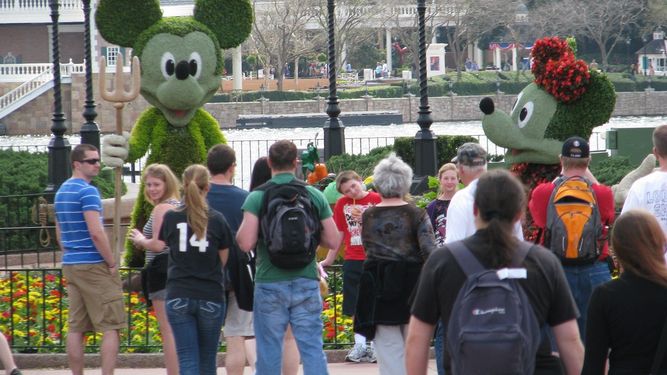 Varias personas caminan por uno de los parques de Disney World en EEUU durante un festival de primavera.