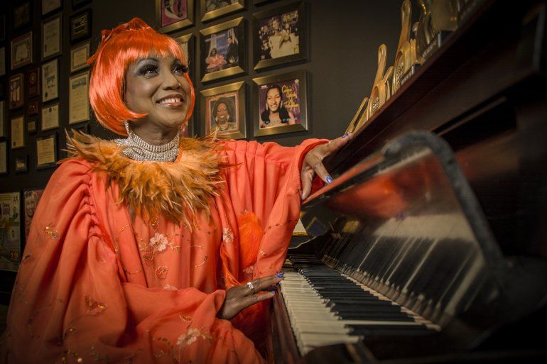 Lucrecia caracterizada como Celia Cruz. 