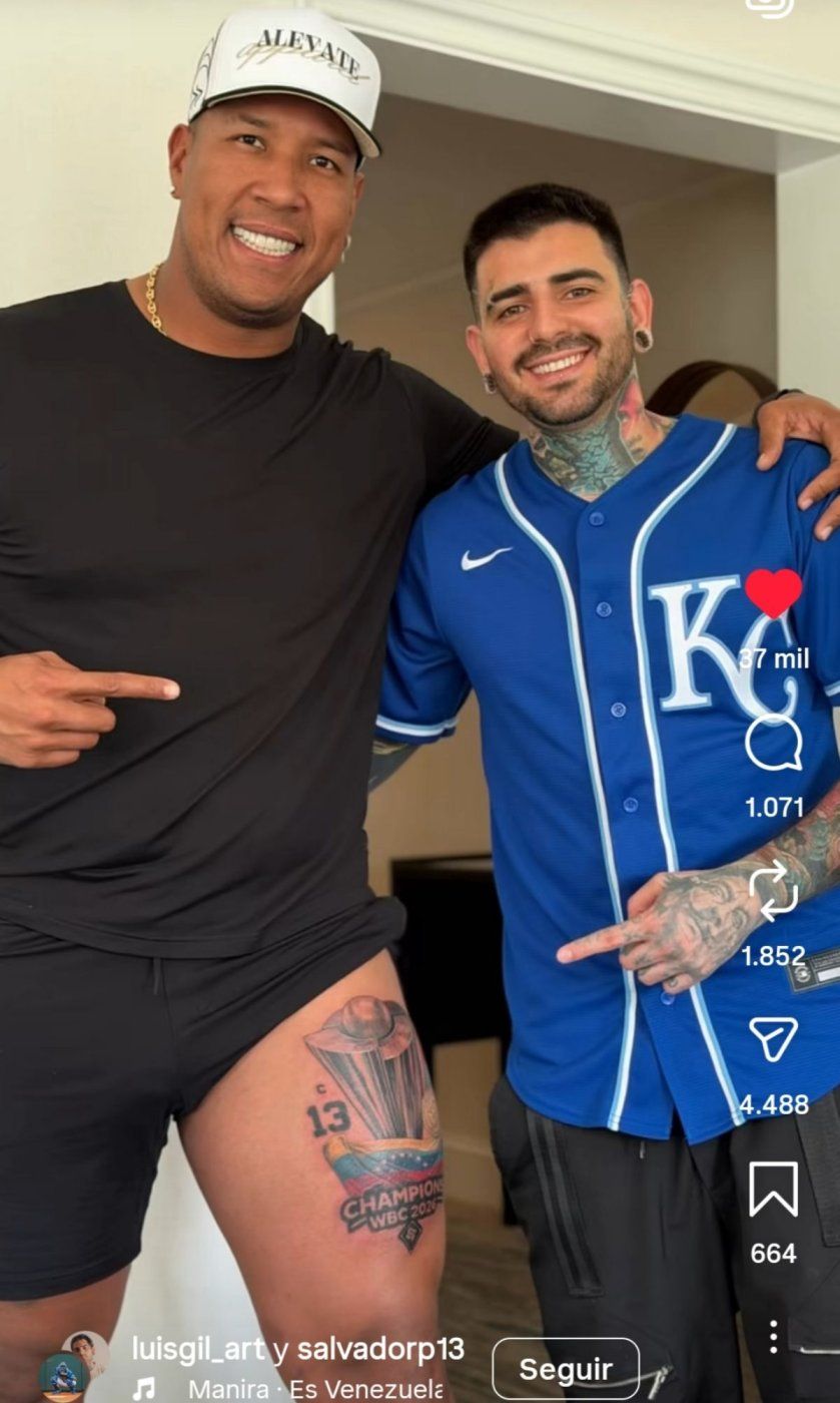 El grandeliga Salvador Pérez junto al tatuador Luis Gil luego de tatuar el trofeo de campeón del Clásico Mundial de Béisbol al receptor venezolano