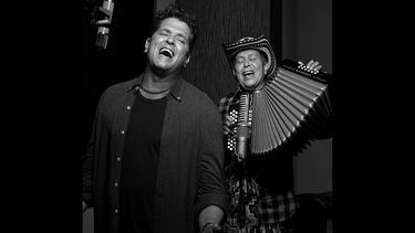 Carlos Vives y Egidio Cuadrado presentan el tema La historia.