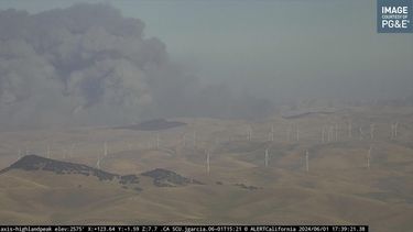 En esta imagen tomada con una cámara de monitoreo de AlertCalifornia/UC San Diego, humo emerge del Incendio Corral cerca de la ciudad de Tracy, Califoenia, el sábado 1 de junio de 2024.&nbsp;