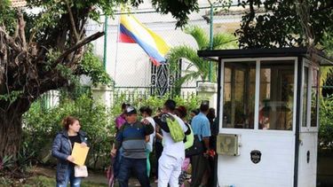 Vista parcial de la entrada del Consulado de Colombia en La Habana, donde se ha multiplicado la presencia de cubanos solicitando visa.