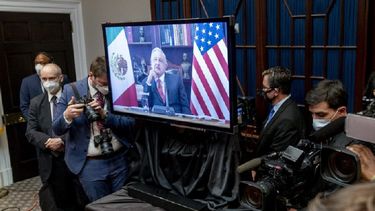 El presidente de EEUU, Joe Biden sostiene una reunión virtual el lunes 1 de marzo de 2021 con su homólogo mexicano Andrés Manuel López Obrador (en la pantalla), en la Sala Roosevelt de la Casa Blanca, en Washington.