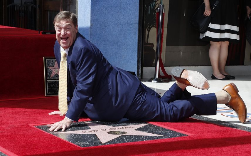 El actor John Goodman posa encima de su estrella en el Paseo de la Fama de Hollywood.&nbsp;