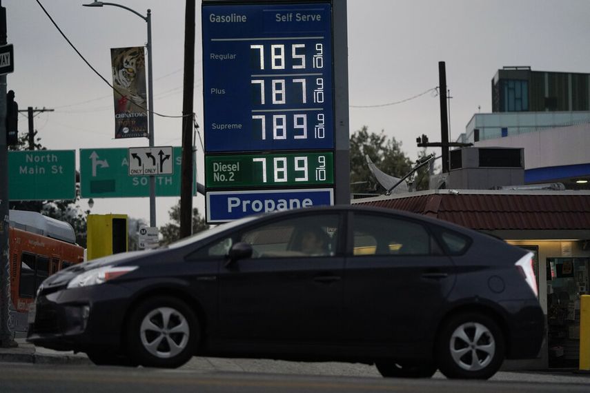 Los altos precios de la gasolina en una gasolinera en Los Ángeles. &nbsp;