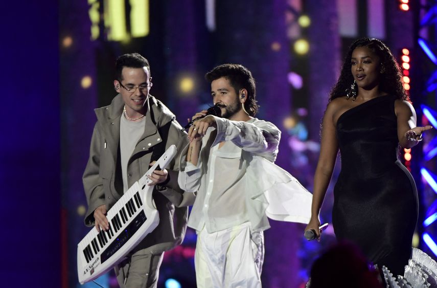 El cantante colombiano Camilo (C) actúa durante la ceremonia anual de los Premios Grammy Latinos 24th en el Centro de Conferencias y Exposiciones (FIBES) de Sevilla el 16 de noviembre de 2023.&nbsp;