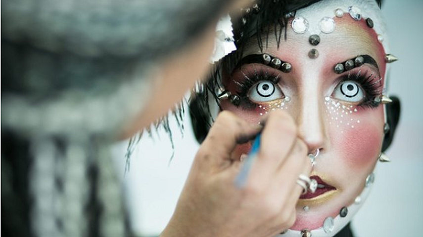 Una modelo se presenta durante el anual World Bodypainting Festival en Austria. (TWITTER)