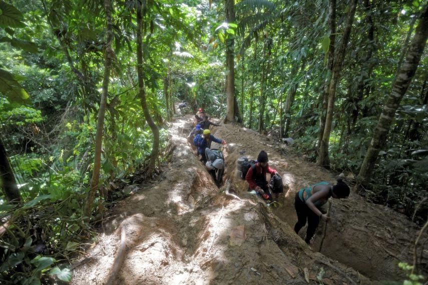 Migrantes cruzan el Tapón del Darién desde Colombia hacia Panamá con la esperanza de llegar a Estados Unidos.