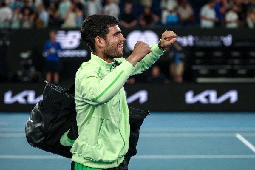 El español Carlos Alcaraz celebra con sus aficionados tras ganarle al australiano Alex De Miñaur en su partido de cuartos de final individual masculino en el décimo día del torneo de tenis Abierto de Australia en Melbourne, el 27 de enero de 2026.&nbsp;
