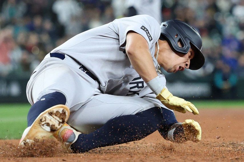 El venezolano Oswaldo Cabrera #95 de los Yanquis de Nueva York anotó una carrera contra los Marineros de Seattle durante la novena entrada, pero se lesionó en el T-Mobile Park el 12 de mayo de 2025 en Seattle, Washington.