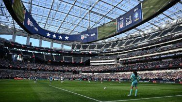 Las selecciones femeninas de Estados Unidos y Brasil durante un juego amistoso en el Sofi Stadium de Inglewood, cerca de Los Ángeles, California.