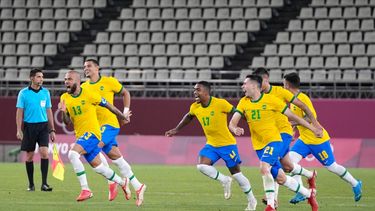 Los jugadores de Brasil celebran después de derrotar a México 4-1 en una tanda de penales y avanzar a la disputa del oro en el fútbol masculino de los Juegos Olímpicos