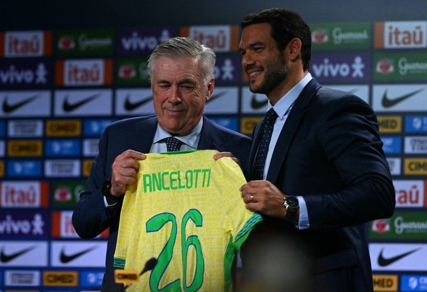 El nuevo entrenador de la selección brasileña de fútbol, el italiano Carlo Ancelotti (izq.), recibe la camiseta del equipo de manos del presidente de la Confederación Brasileña de Fútbol (CBF), Samir Xaud, durante su presentación oficial en un hotel en el barrio de Barra da Tijuca, Río de Janeiro, Brasil, el 26 de mayo de 2025.