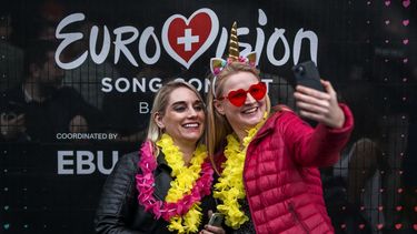 Los aficionados posan para selfis antes de la gran final del Festival de la Canción de Eurovisión 2025, en el estadio St. Jakobshalle de Basilea.